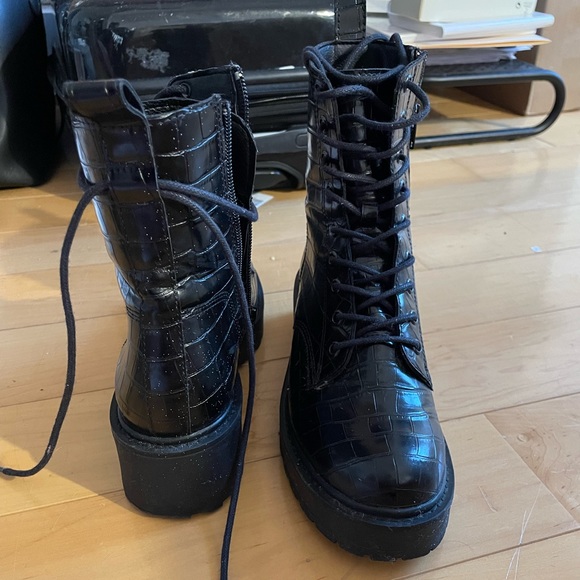 Steve Madden Black Crocodile Platform Combat Boots - Women’s 8.5 - Picture 5 of 7